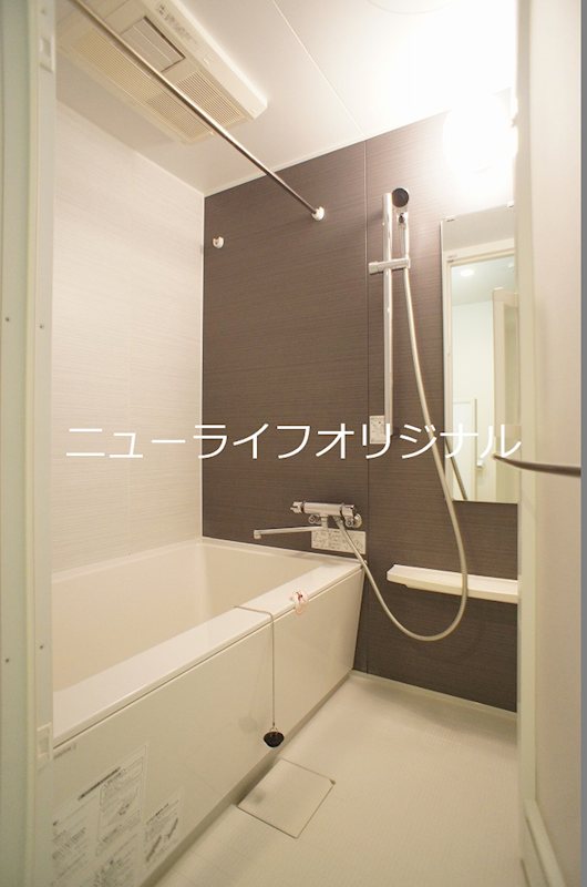 バス・シャワールーム　高さ調節が可能なシャワーのある浴室