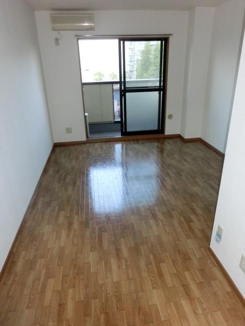 居室・リビング　洋室8帖の広々したお部屋