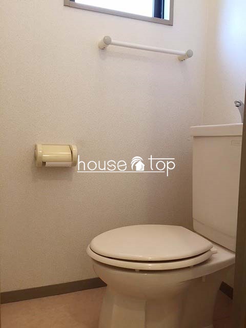 トイレ　トイレには窓もあり明るいですよ♪
