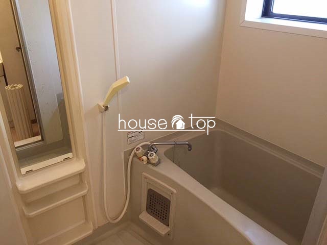 バス・シャワールーム　お風呂にも窓があり明るいです♪