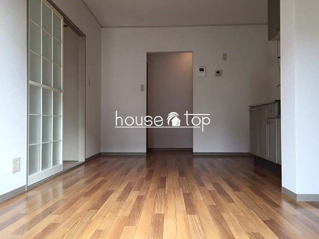 キッチン　南面リビングで日当た良好です♪