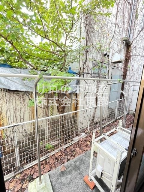 バルコニー　バルコニーがあるので洗濯物を太陽の下で干すことができます♪