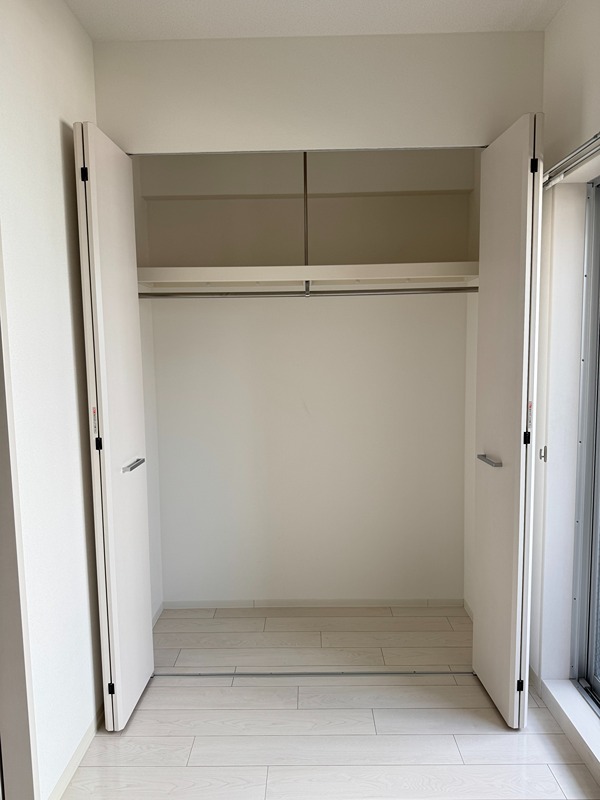 収納　部屋の内装カラーはホワイトとなります。(写真はブラウン)