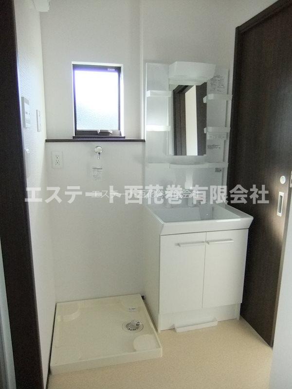 洗面設備　窓があるので明るいです