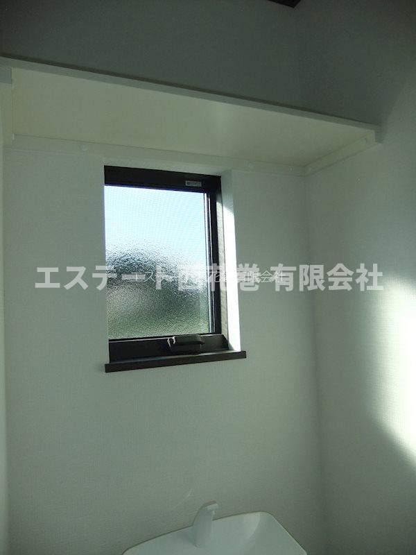 トイレ　トイレに窓があります。収納棚もあります