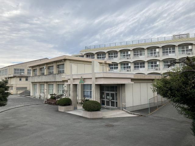 小学校　鷹岡小学校（小学校）まで507m