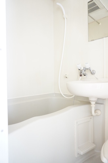 バス・シャワールーム　清潔感のある浴室で、１日の疲れを癒しリラックスできます。