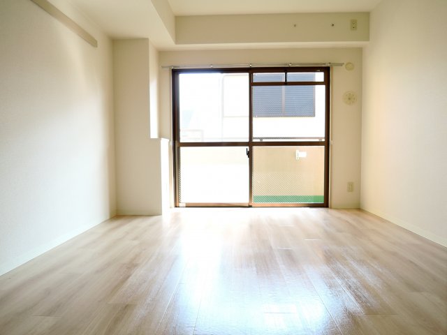 居室・リビング　同マンション別部屋