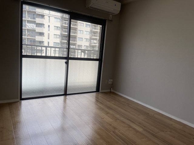 居室・リビング　同物件別号室のものです。