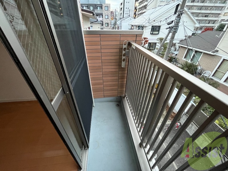 バルコニー　こちらはバルコニーになります。洗濯物を干すには良さそうです。