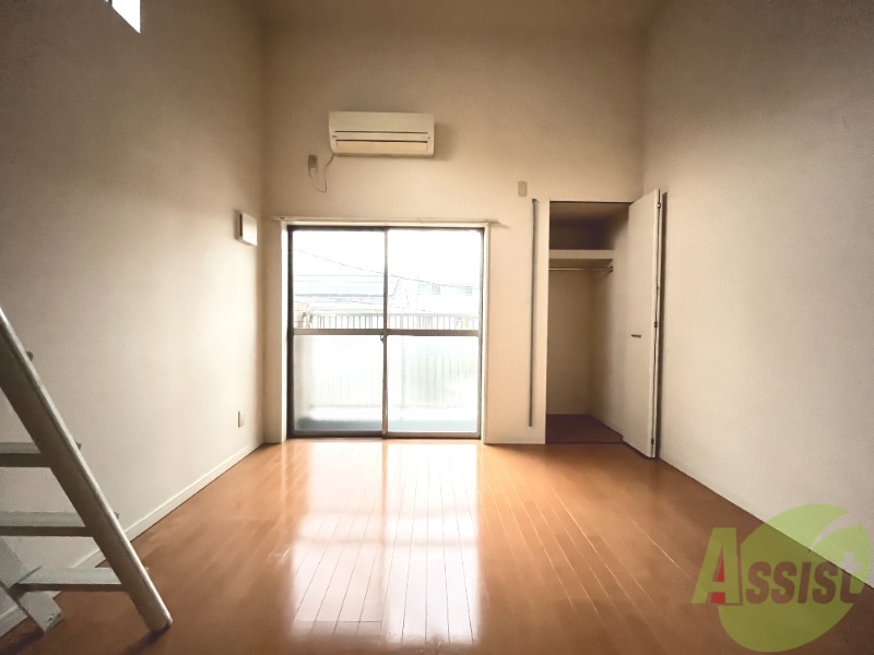 居室・リビング　こちらは６．７帖の洋室になります。窓も大きく明るいです。