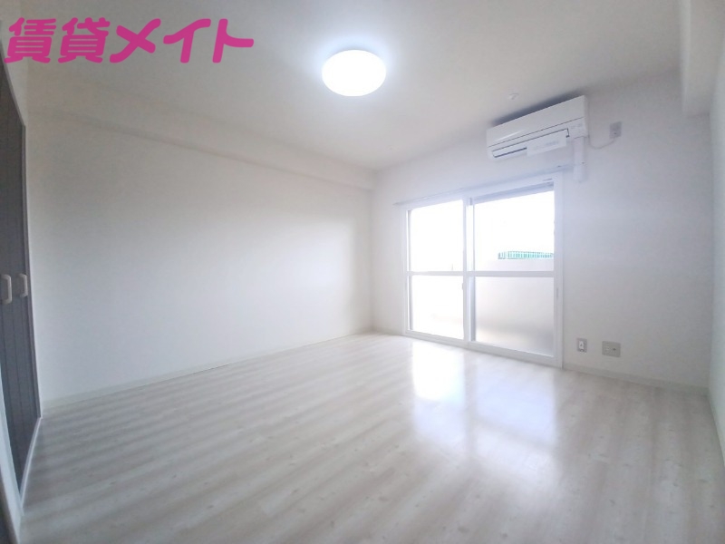 居室・リビング　同物件別部屋写真。