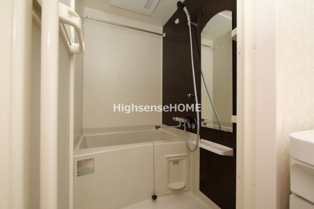 バス・シャワールーム　コンパクトで使いやすいお風呂です