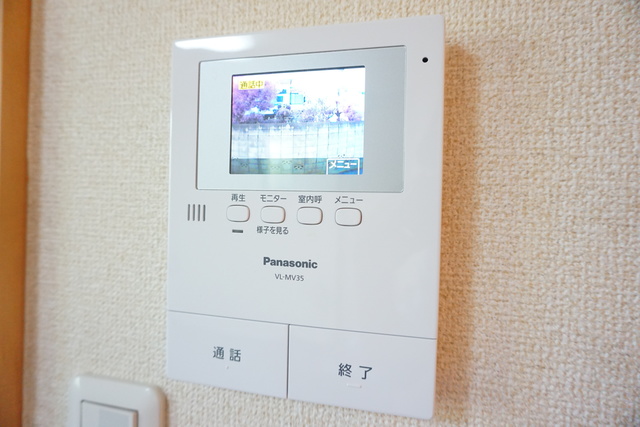 セキュリティ　来訪者の姿を確認できるＴＶモニター付インターホン設置済です！