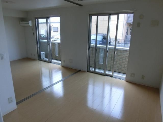 居室・リビング　１２帖の広々ＬＤＫ・６帖洋室