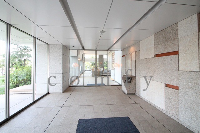 エントランス　オートロック付きエントランス