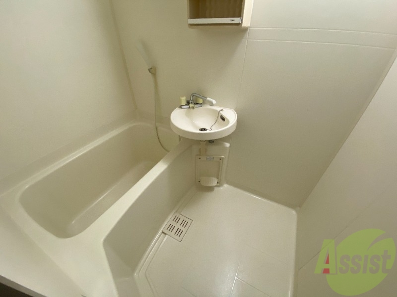 バス・シャワールーム　バスルームです。洗面台がありますので便利ですね