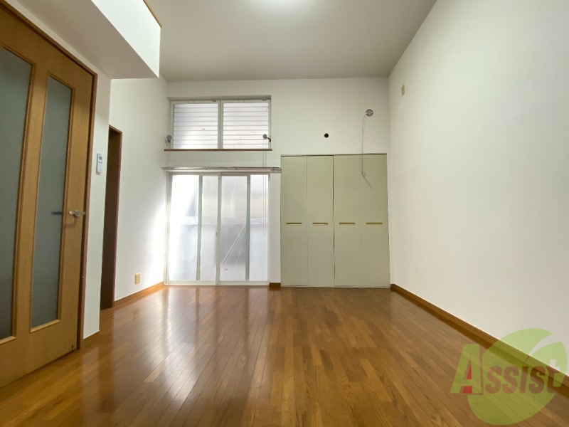 居室・リビング　８帖の洋室です。広々としていますね、白い壁が綺麗です