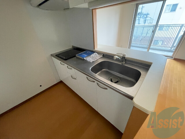 キッチン　シンプルなキッチンです。一人暮らしにはちょうどいいサイズ。