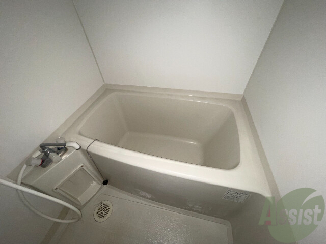 バス・シャワールーム　バスルームは狭すぎず、シャワーも浴びやすそうです。