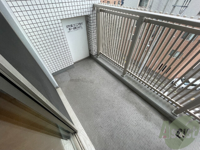 バルコニー　バルコニーは幅があり、広い印象を受けました。