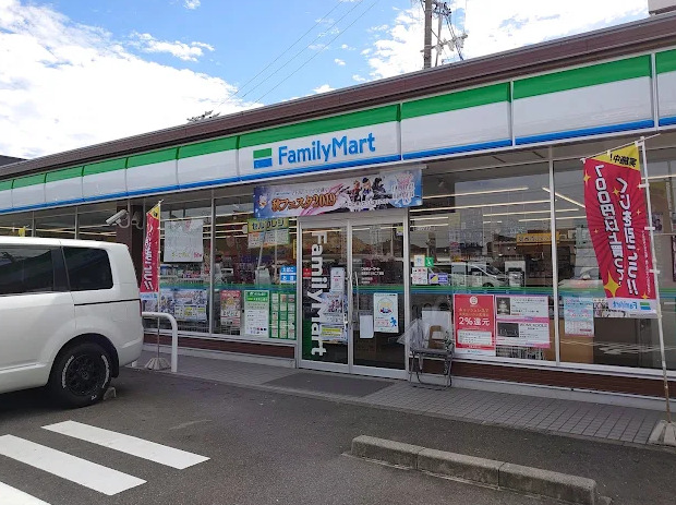 コンビニ　ファミリーマート 各務原三ツ池二丁目店（コンビニ）まで688m