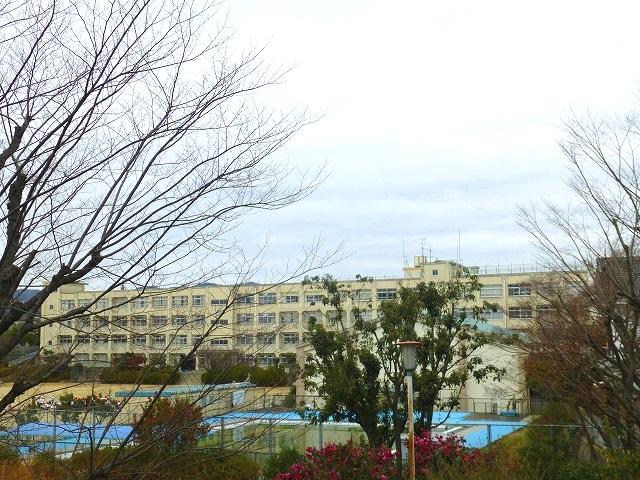 小学校　高槻市立北日吉台小学校（小学校）まで56m