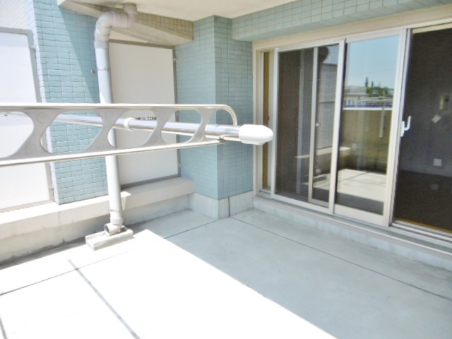 バルコニー　日当たりの良い開放的なバルコニー