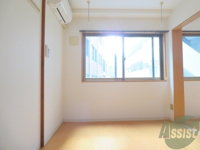 その他部屋・スペース　別の角度から洋室を撮影しました。２枚戸から陽が射しています。