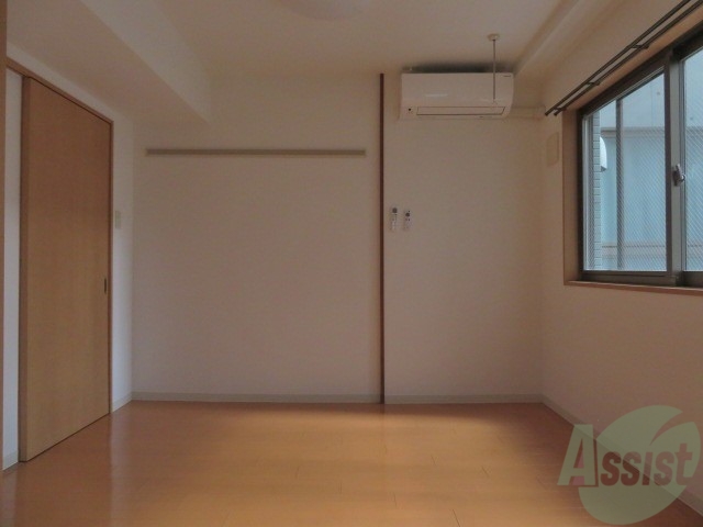 居室・リビング　４．８帖の洋室です。日差しが良く入るお部屋で明るいです。