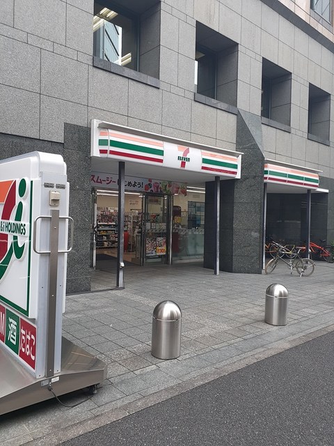 コンビニ　セブンイレブン（コンビニ）まで99m
