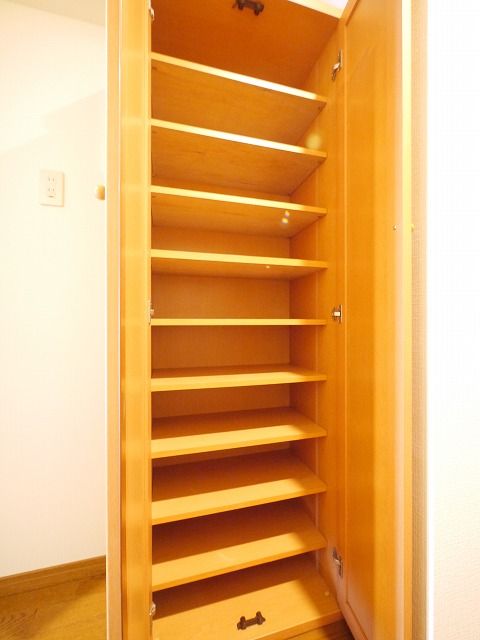 玄関　かさばらずに収納できるシューズボックスです★