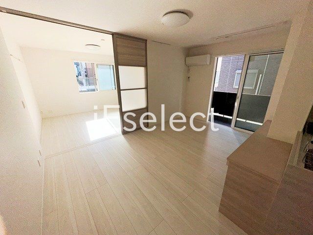 居室・リビング　窓も大きく明るいですね