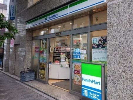 コンビニ　ファミリーマート神宮前三丁目店（コンビニ）まで112m