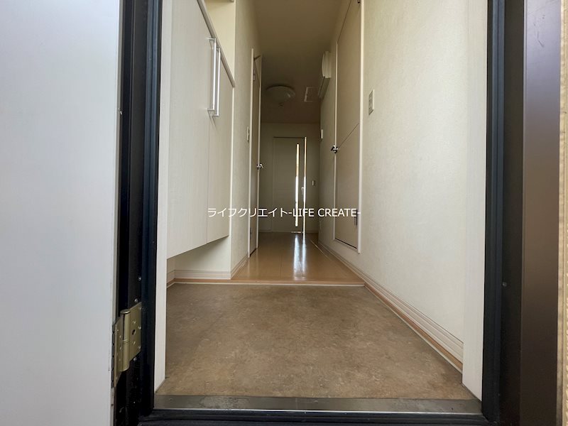 玄関　写真は203号室