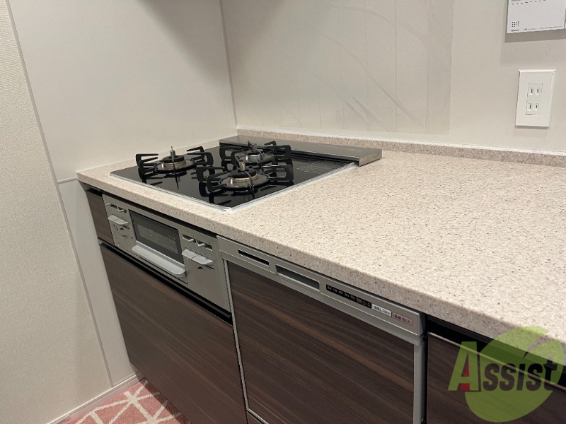 キッチン　キッチンは三口コンロ付き。準備いらずなのは嬉しいですね。