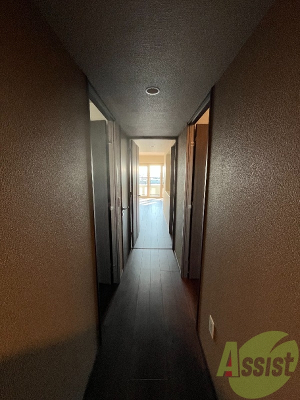 玄関　玄関からは廊下となっておりすぐお部屋が見えない作りです。