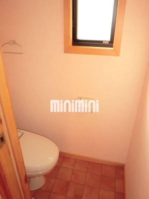 トイレ　小窓も有り通気良好なトイレです。