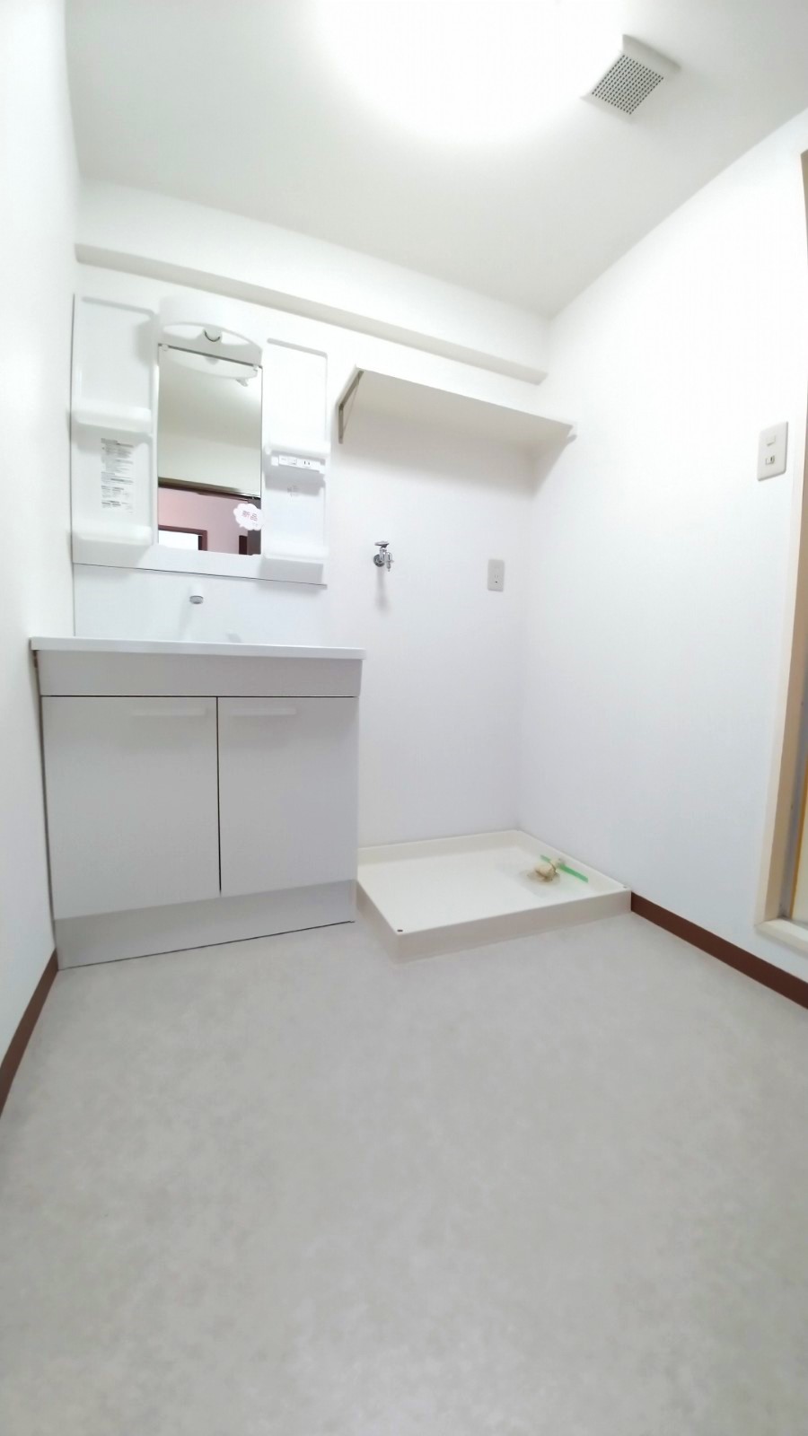 洗面設備　シャンプードレッサーと 便利な上部棚付き防水パン