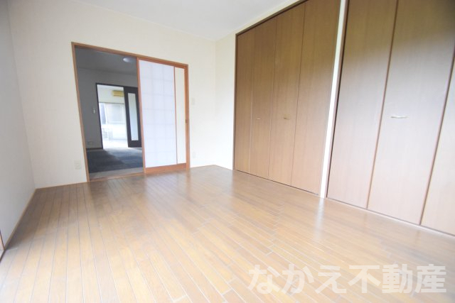 その他部屋・スペース　落ち着いた色調の寝室です