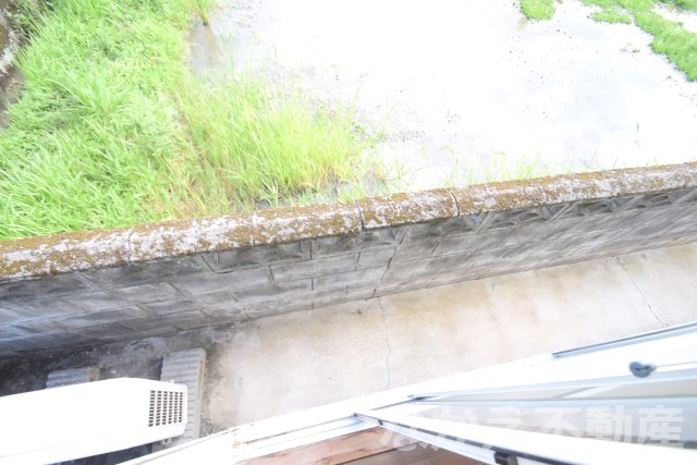 バルコニー　暖かな日差しのふりそそぐバルコニー