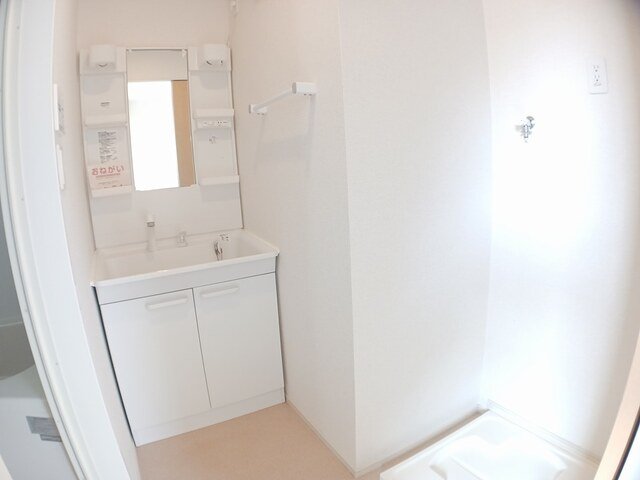 洗面設備　明るい洗面所です