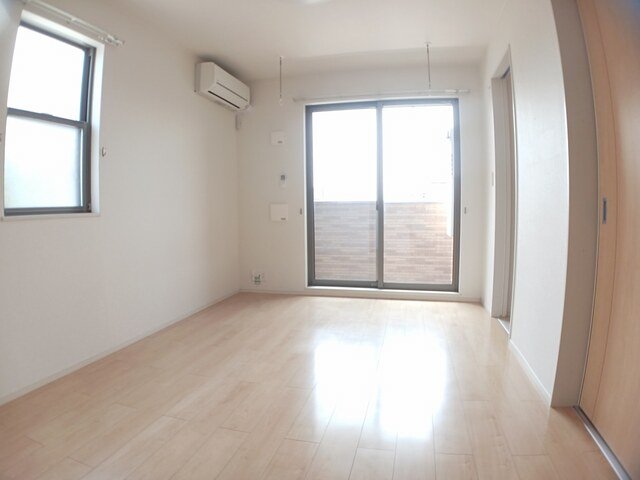 居室・リビング　こちらの居間で趣味の時間をお楽しみください