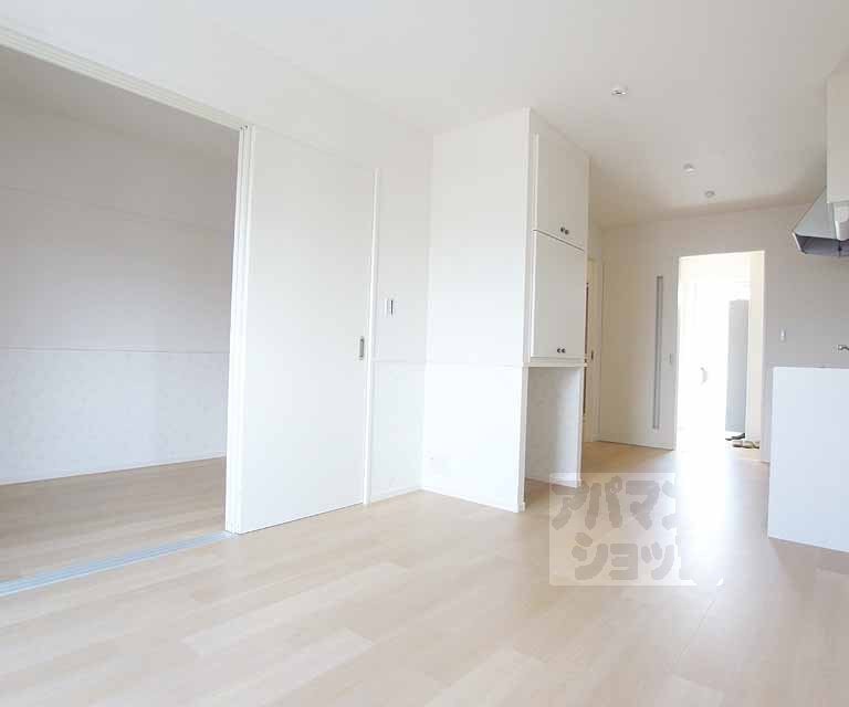 居室・リビング　左手が寝室になります。