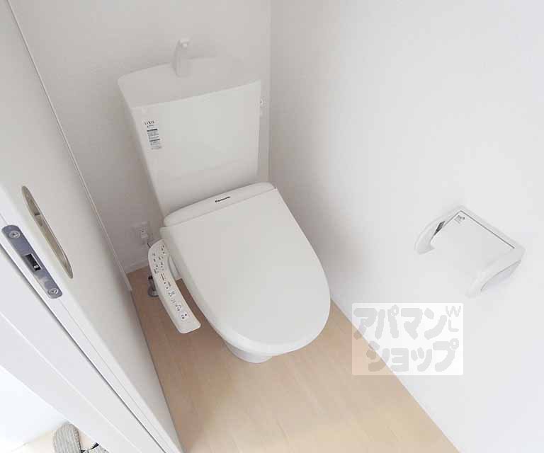 トイレ　ウォシュレット付き。