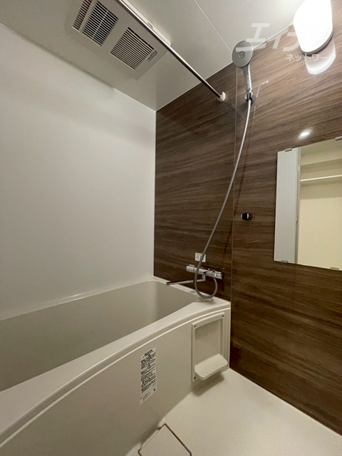 バス・シャワールーム　浴室乾燥機付きお風呂になります。