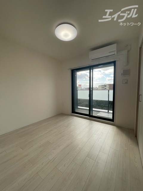 居室・リビング　リビング約８．７帖ございます。