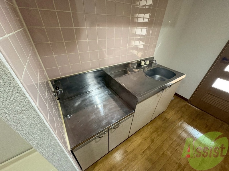 キッチン　キッチンの調理台が広いので料理が捗りますね。