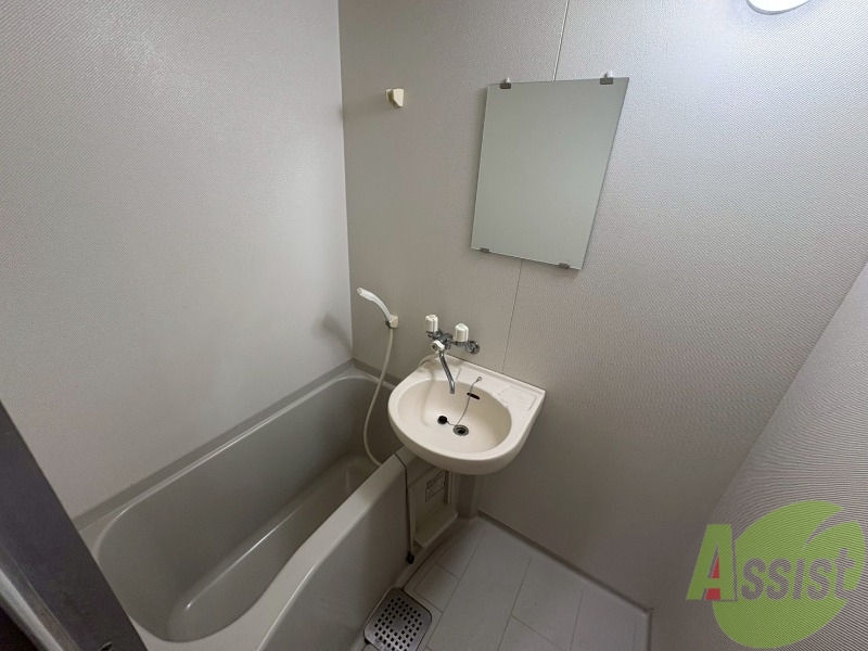 バス・シャワールーム　浴槽が広いので日々の疲れも癒されますね。