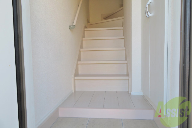 玄関　階段上がって先お部屋が御座いますので、安心ですね。